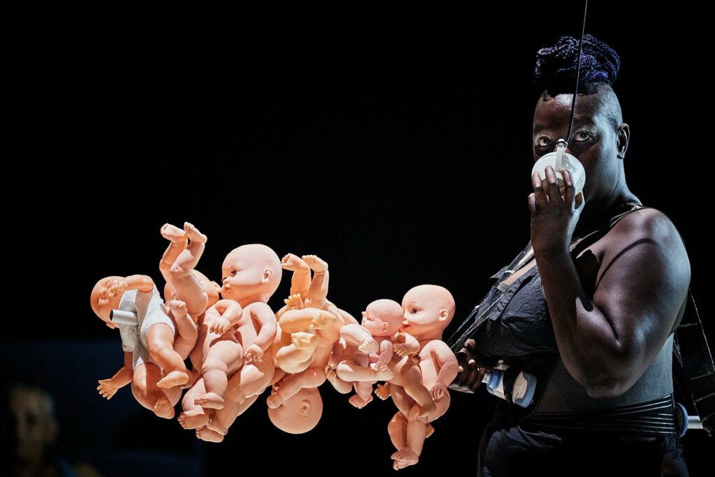 Bébés blancs embrochés : le spectacle raciste prévu à l’Odéon après la Festival&nbsp;d’Avignon