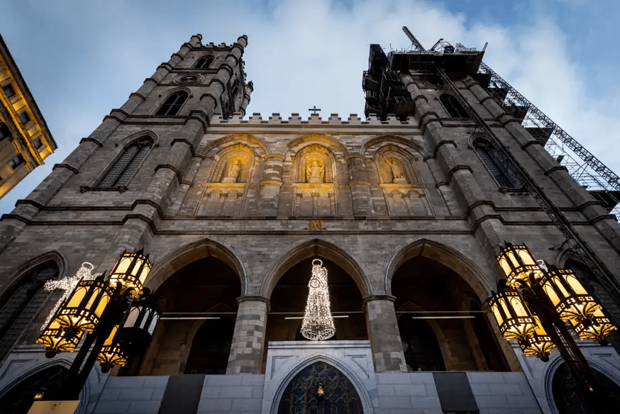 La basilique Notre-Dame visée par un incendie&nbsp;criminel